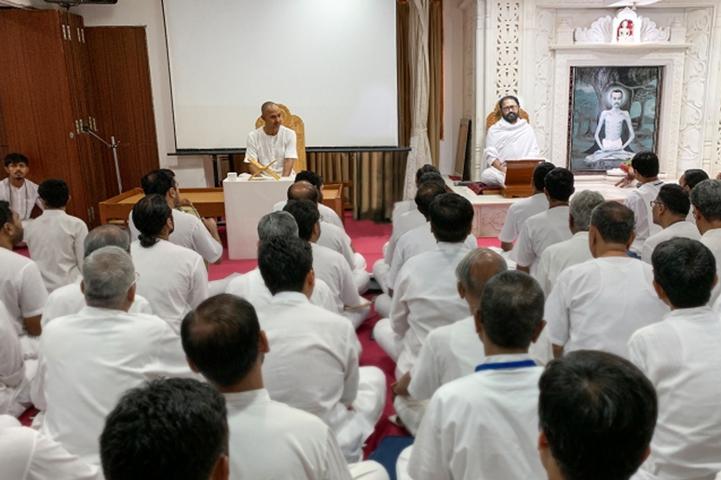 Pujya Gurudevshri Rakeshbhai with Adarniya Pandit Shri Sumat Prakashji
