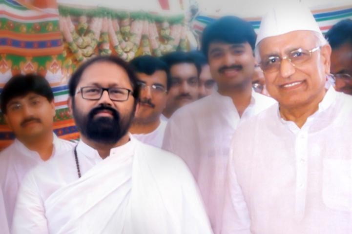 Pujya Gurudevshri Rakeshbhai with Adarniya Pandit Dr. Hukumchandji Bharill