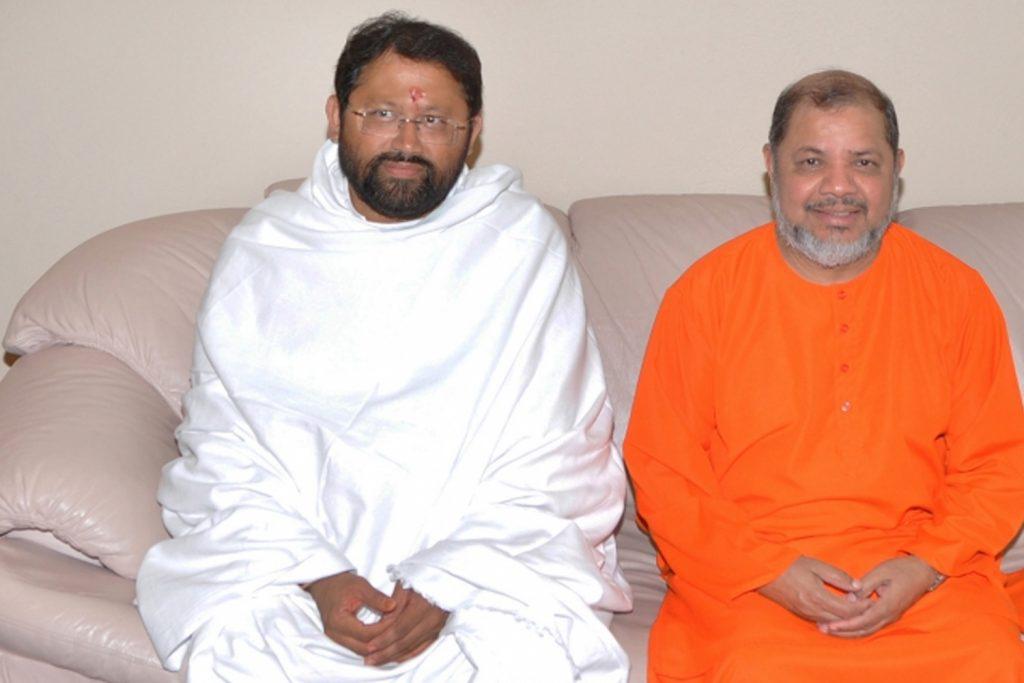 Pujya Gurudevshri Rakeshbhai with Swami Tejomayananda