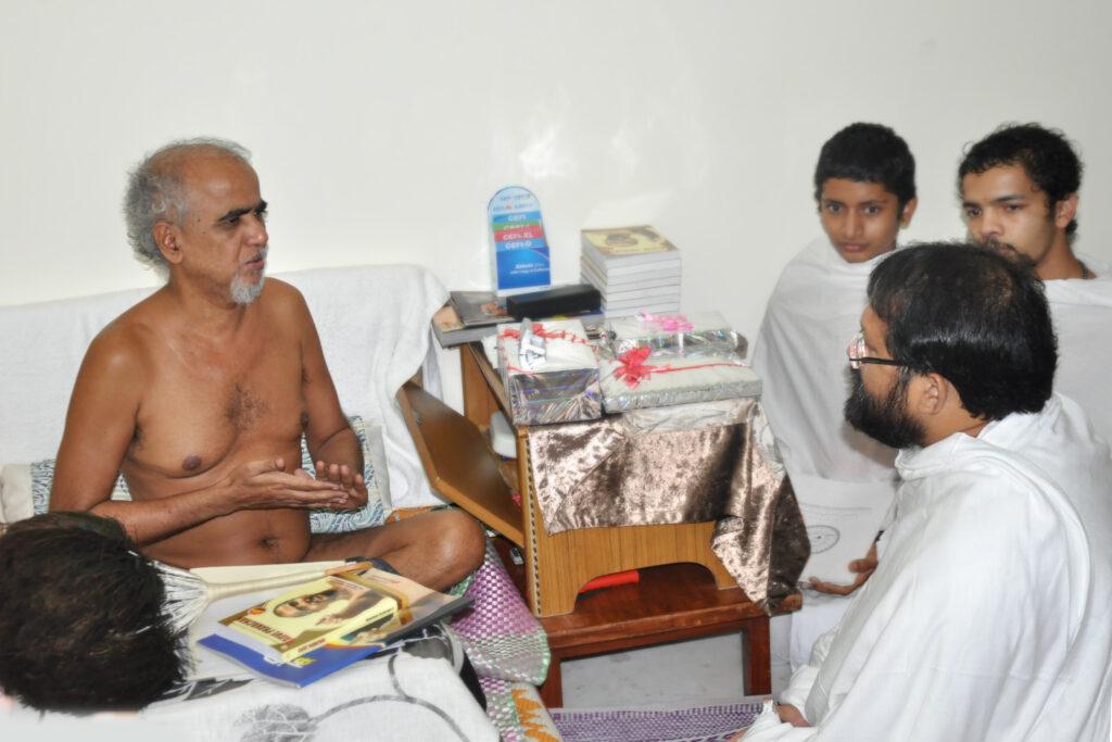 Pujya Gurudevshri Rakeshbhai with Munishri Tarun Sagarji Maharaj