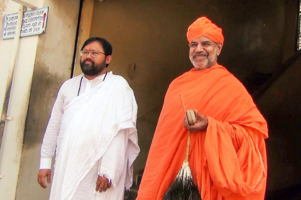 Pujya Gurudevshri Rakeshbhai with Pujyashri Charukeerthi Bhattaraka Swamiji