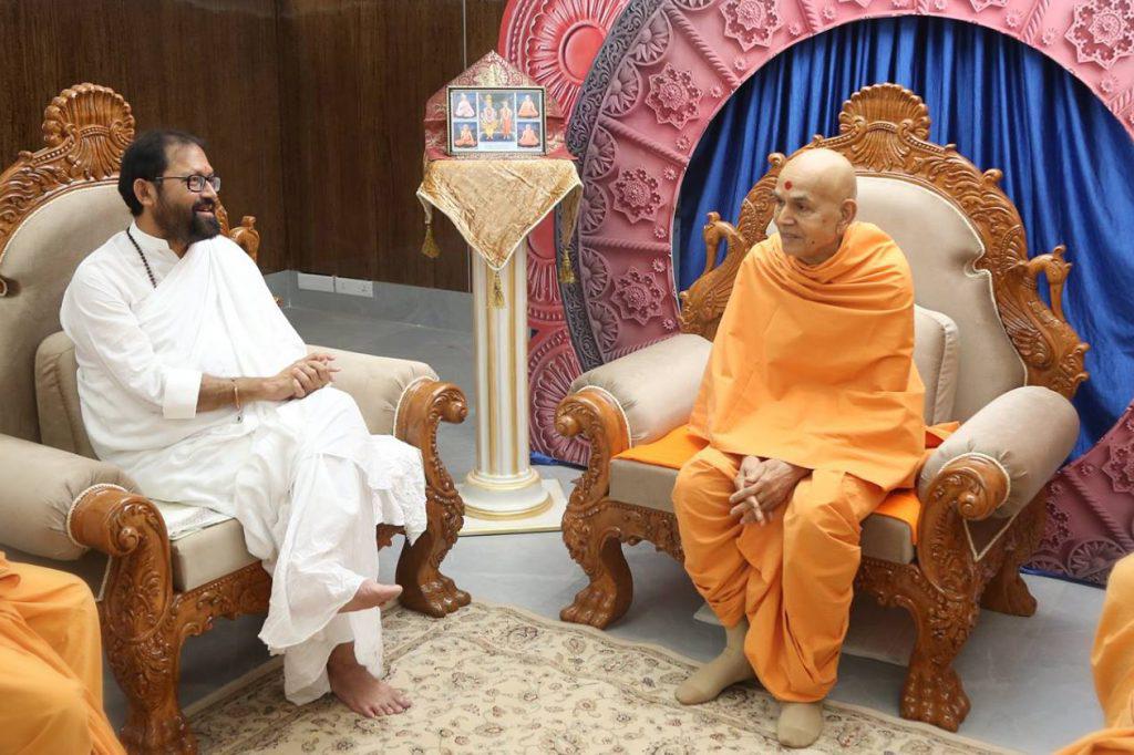 Pujya Gurudevshri Rakeshbhai with Pujyashri Mahant Swami