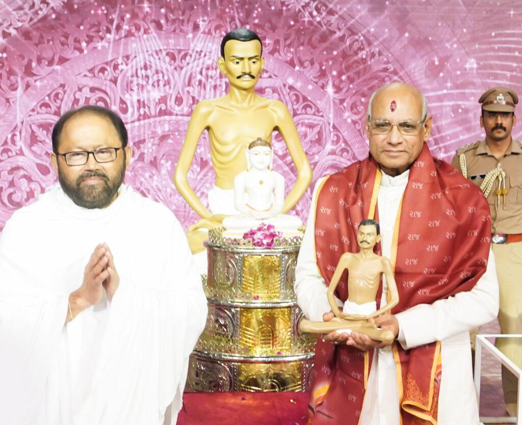 Pujya Gurudevshri Rakeshbhai with Shri. Ramesh Bais Ji , Hon’ble Ex Governor of Maharashtra