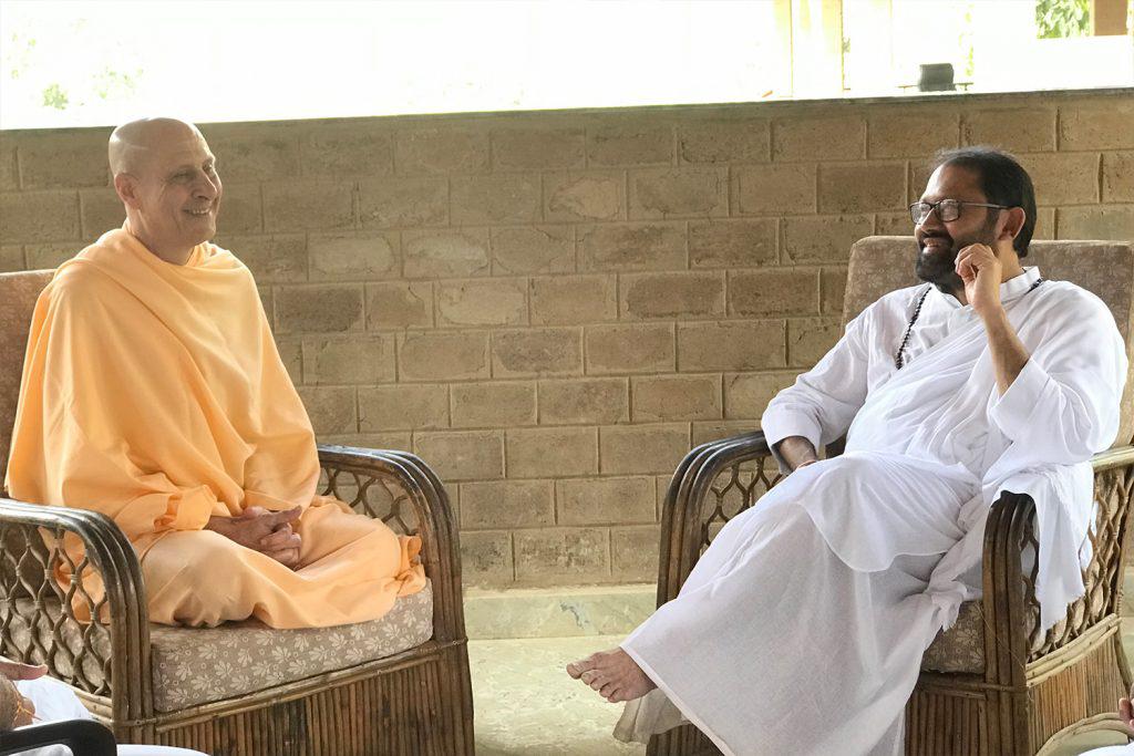 Pujya Gurudevshri Rakeshbhai with Pujyashri Radhanath Swami